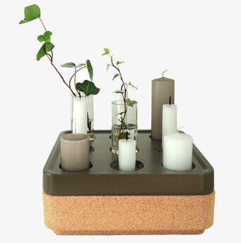 Bild av ljusstake med ljus och gröna växter