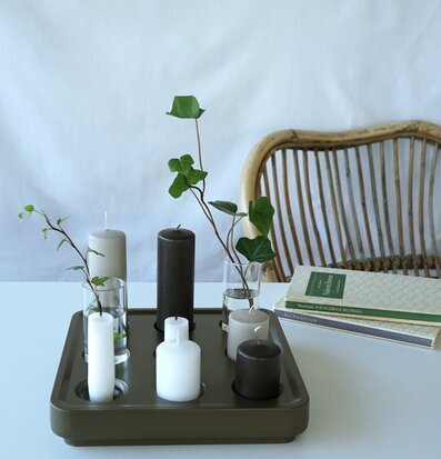 Bild av stilren interiör med ljus och gröna kvistar