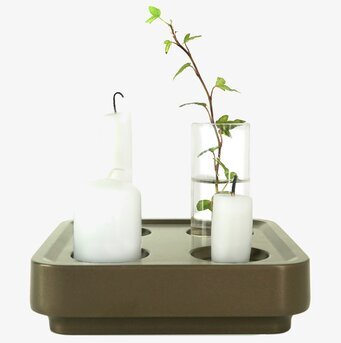 Foto av elegant ljushållare med ljus och växter