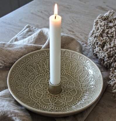 Bild av en stämningsfull ljusskål i harmonisk miljö