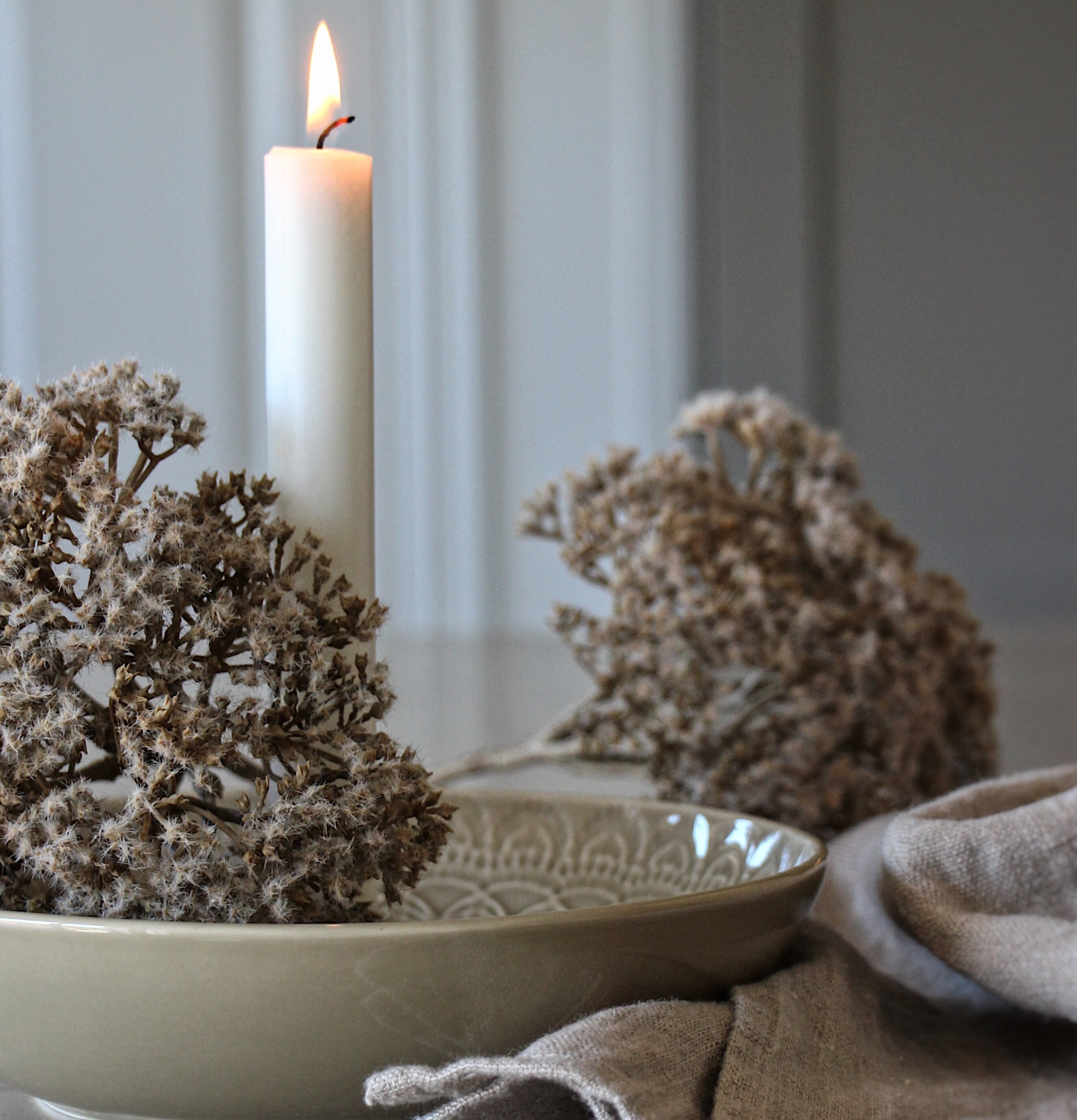 Happiness Ljusskål Sage från Majas Cottage på beige duk