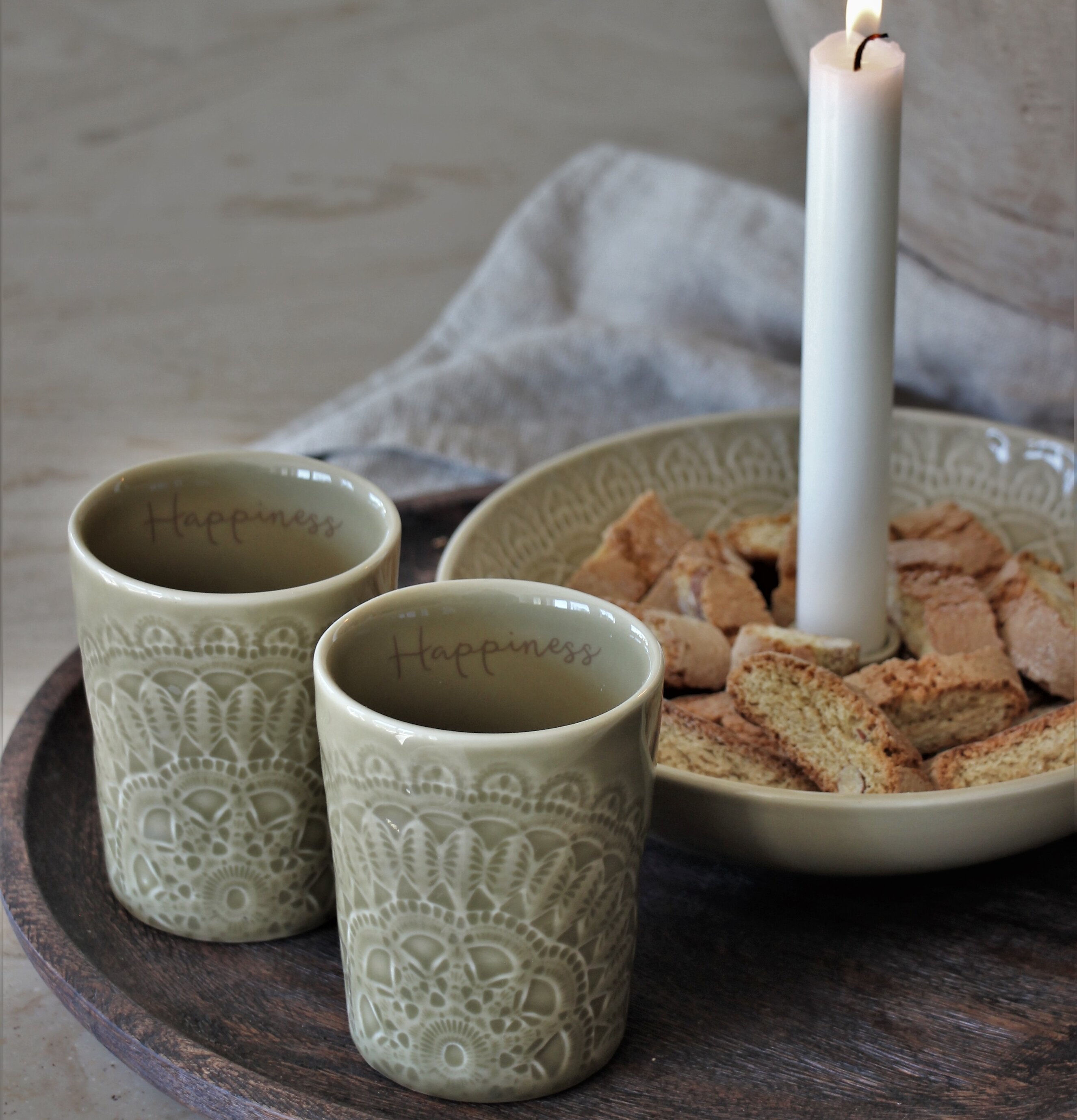 Bild av ljusskål och ljuslyktor i harmonisk design