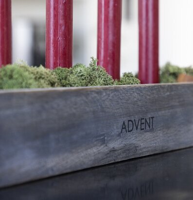 Bild av en elegant grå adventsljusstake med ljus