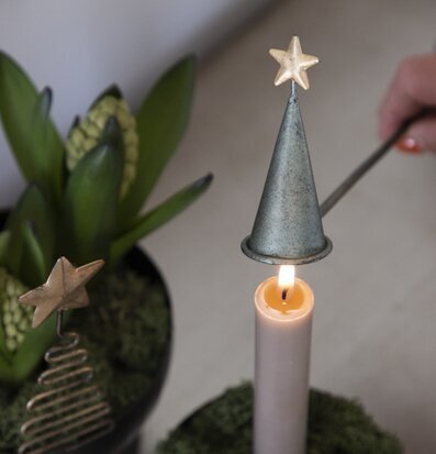 Bild av charmig ljussläckare i rustik juldekoration