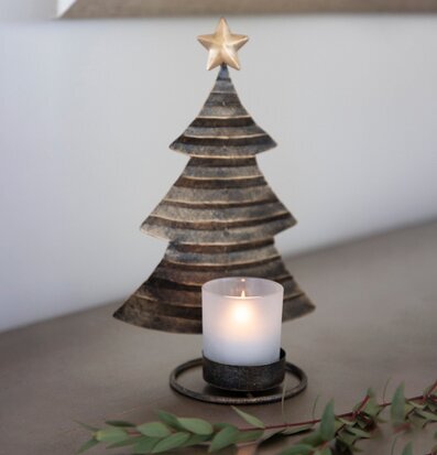 Foto av stilfull ljuslykta i form av en julgran