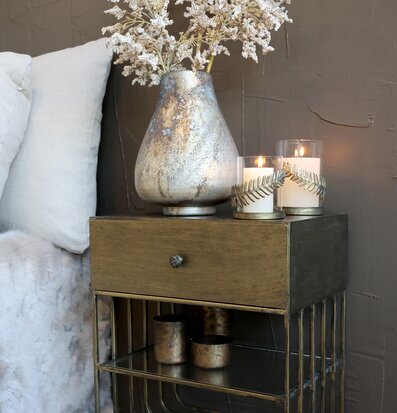 Foto av elegant inredning med antika detaljer