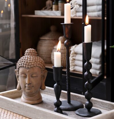 Bild av elegant inredning med ljusstakar och Buddha
