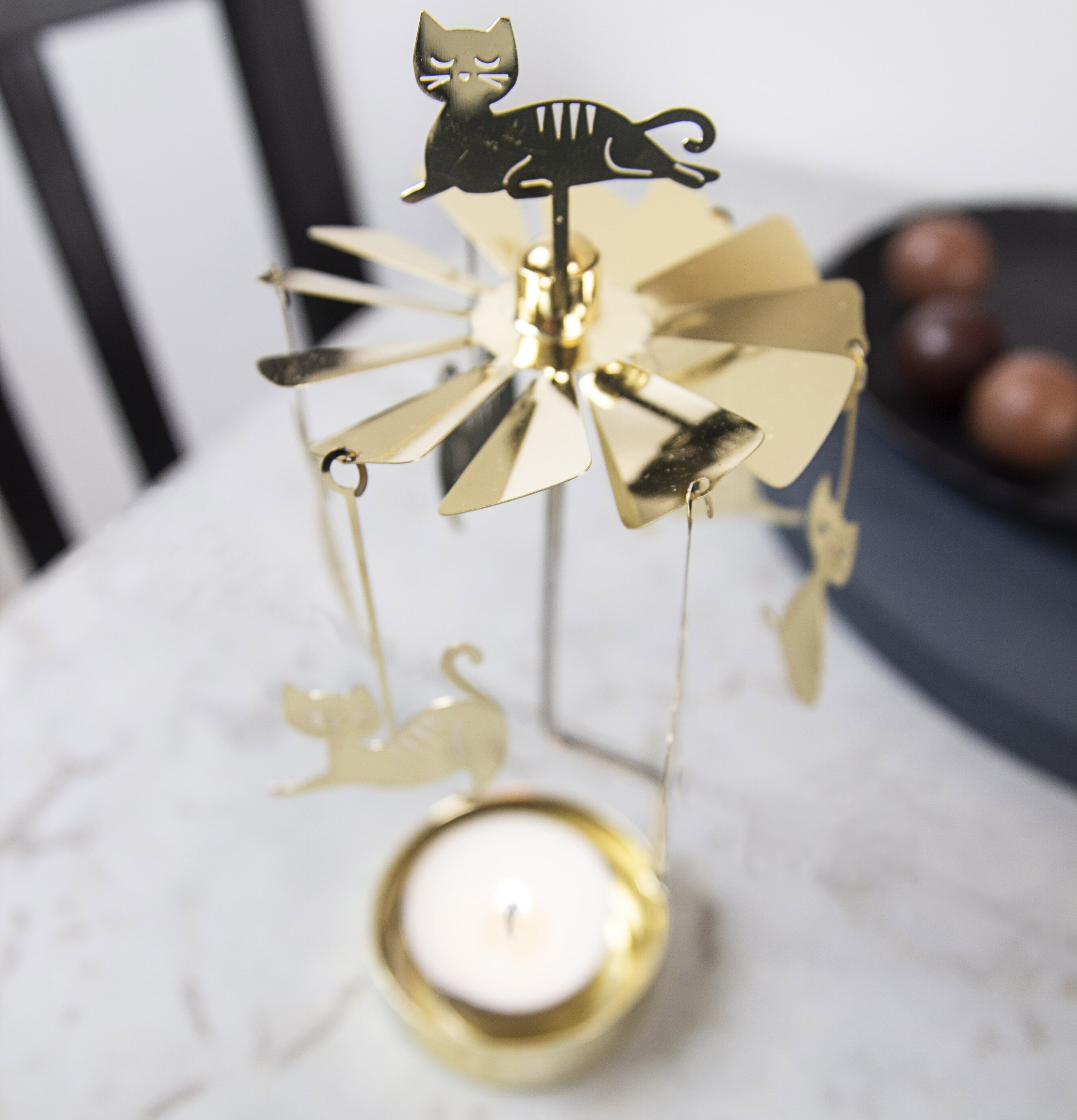 Änglaspel Kattfamilj från Pluto Produkter på marmorbord