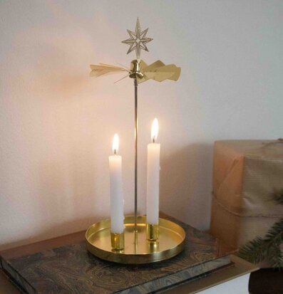 Bild av elegant änglaspel med ljus och stjärndetaljer