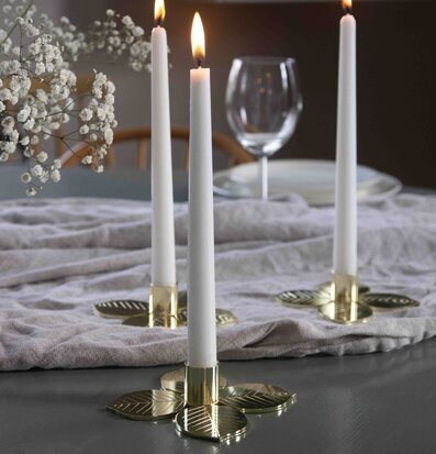 Bild av stilfull dukning med eleganta ljusstakar