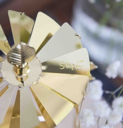 Foto av detaljerat änglaspel i mässing med blommor