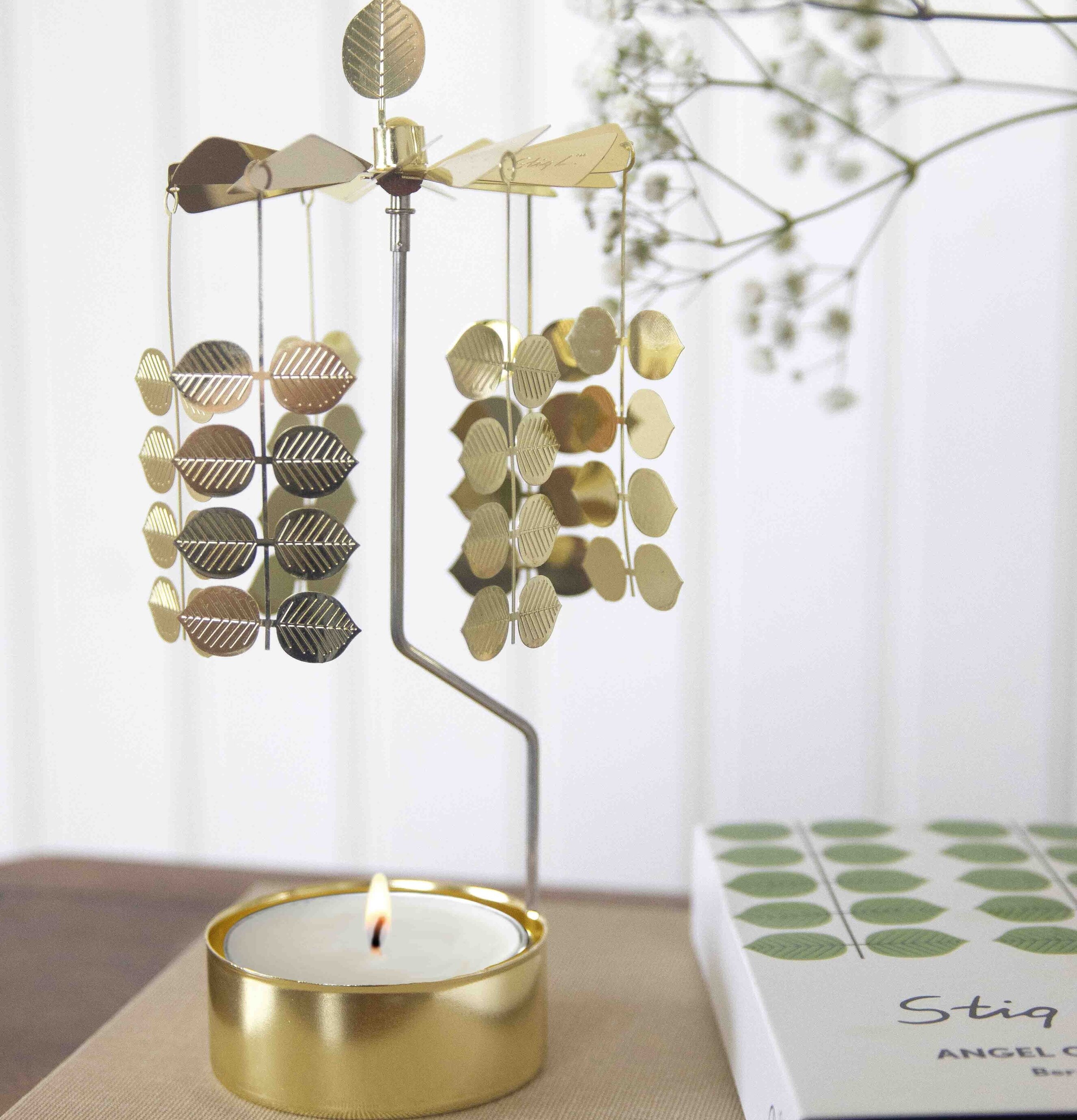 Änglaspel Berså Stig L från Pluto Produkter på ett bord