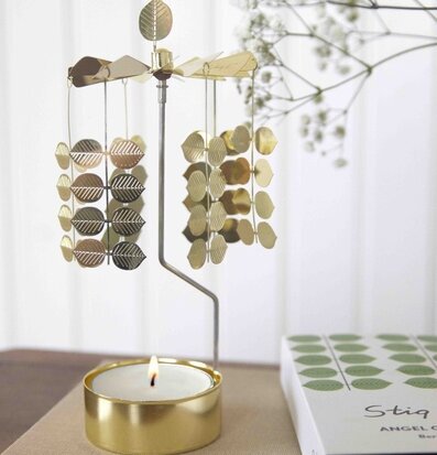 Bild av elegant änglaspel med ljus och blommor