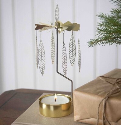 Bild av elegant ljuslykta med änglaspel i gyllene ton