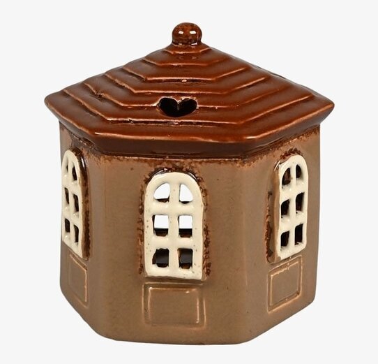 Ljuslykta Hus Brun från Det Gamle Apotek med fönsterdetaljer