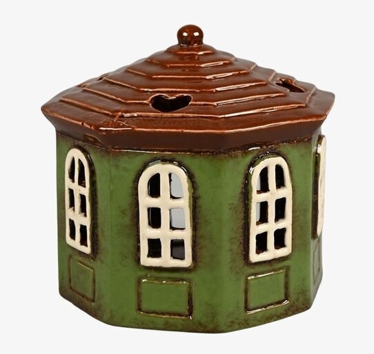 Ljuslykta Hus Grön från Det Gamle Apotek med grönt tak