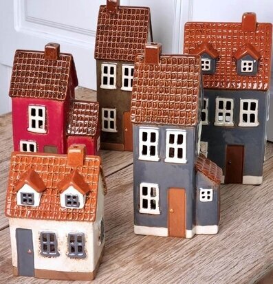 Ljuslykta Hus Blå från Det Gamle Apotek på rustik träyta
