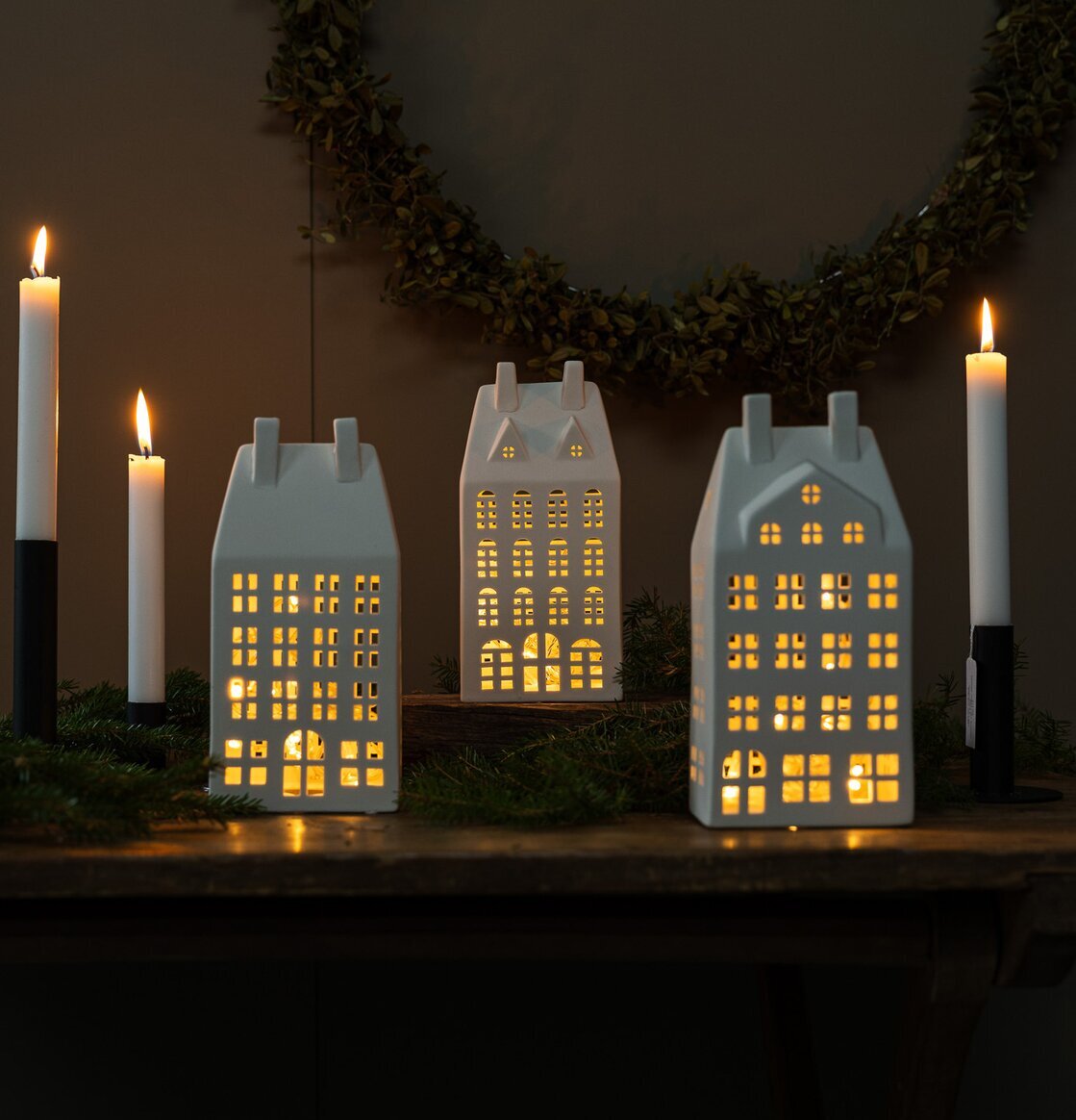 Ljusstake Storstaden Nr 1 från Storefactory på träbord