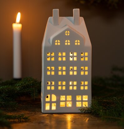 Ljusstake Storstaden Nr 2 från Storefactory på ett bord