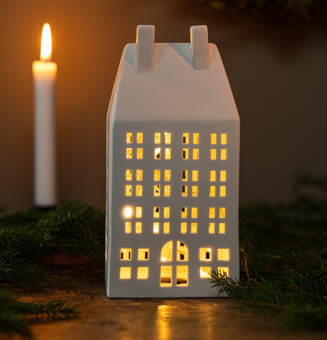 Ljusstake Storstaden Nr 1 från Storefactory på rustikt bord