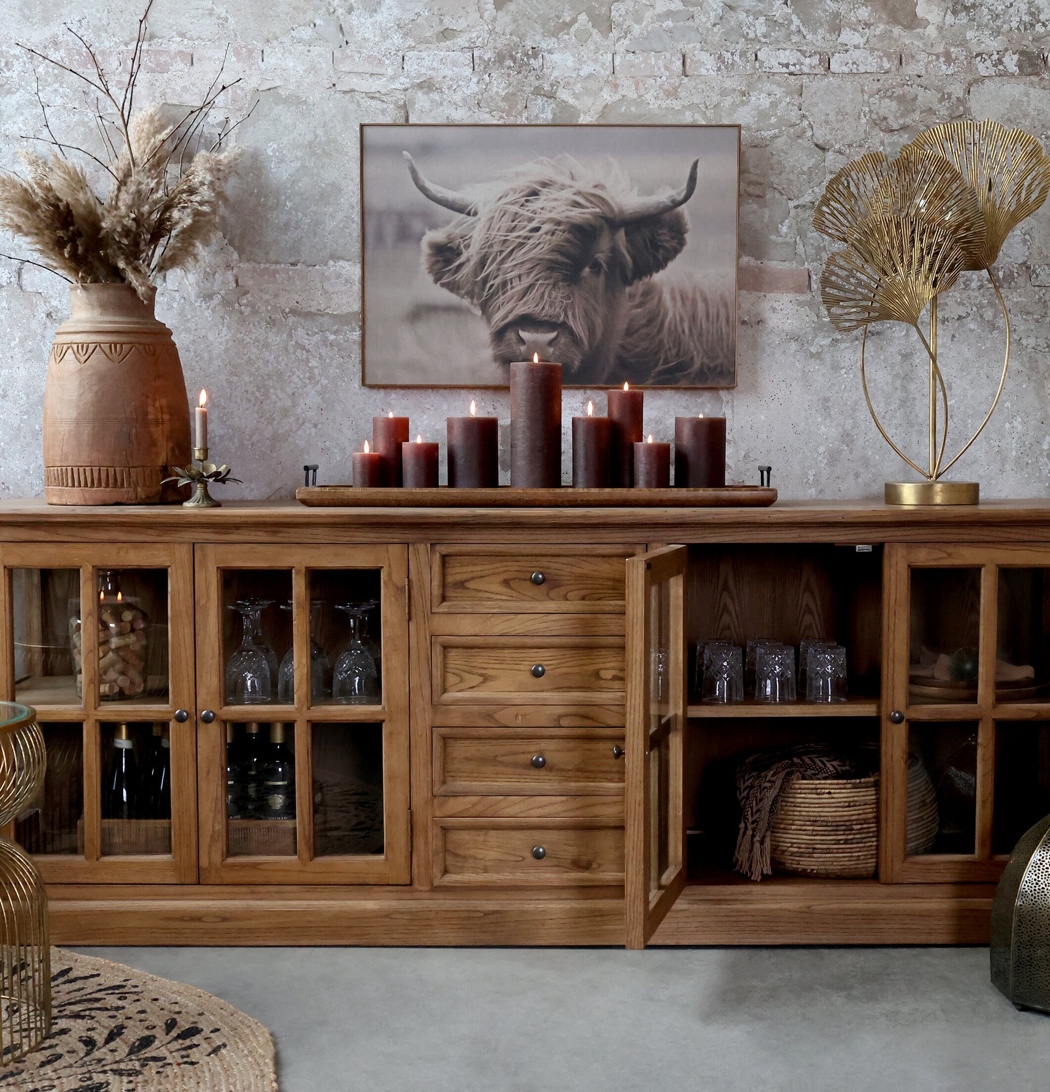 Bild av stilfullt rum med träskåp och ljusdetaljer