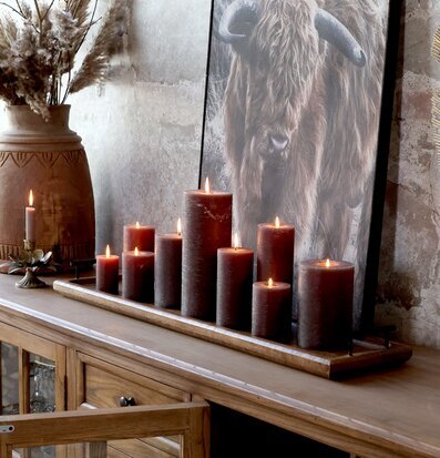 Bild av charmigt arrangemang med ljus och trädetaljer