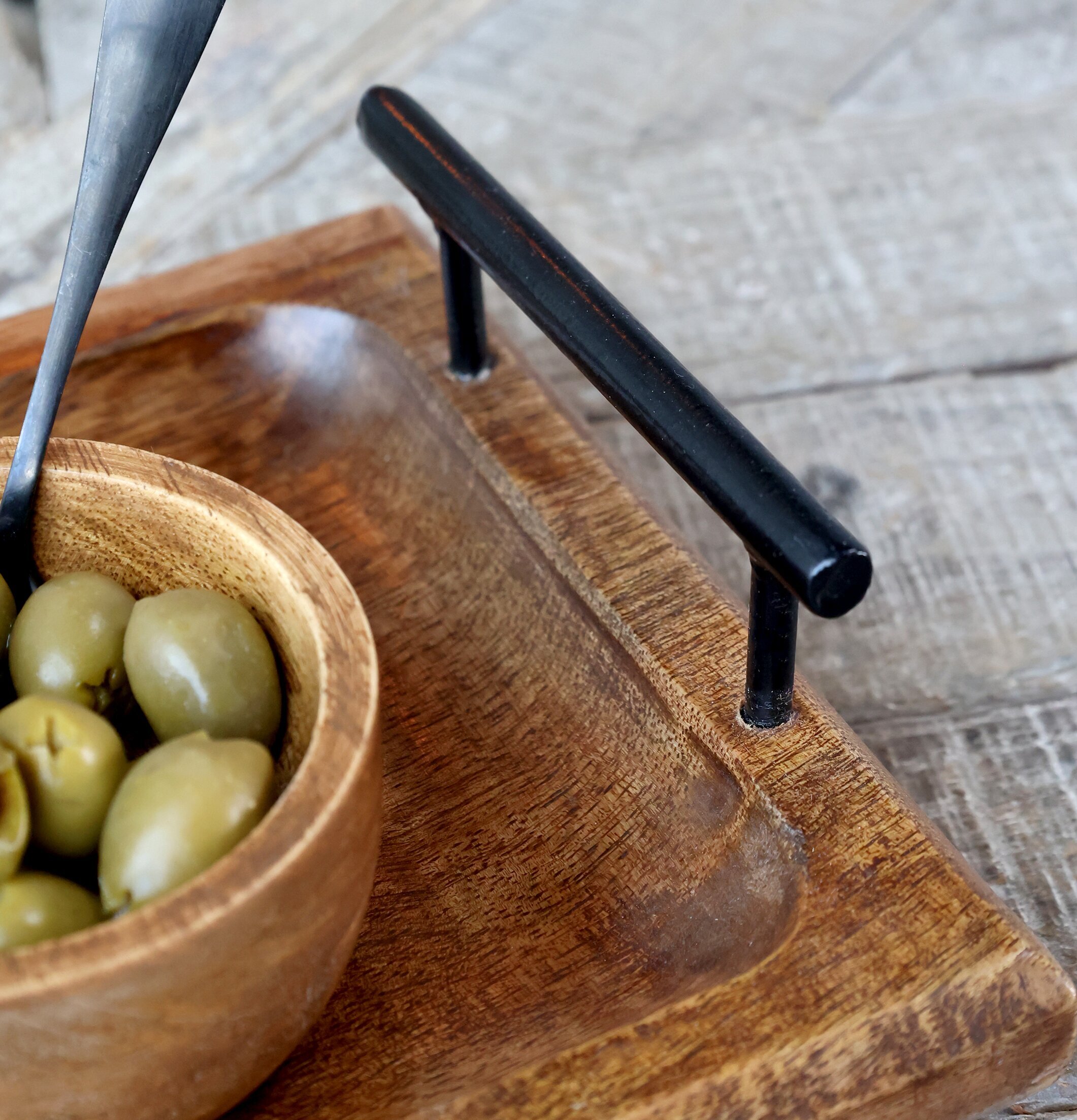 Träfat Med Handtag från Chic Antique med oliver och skål