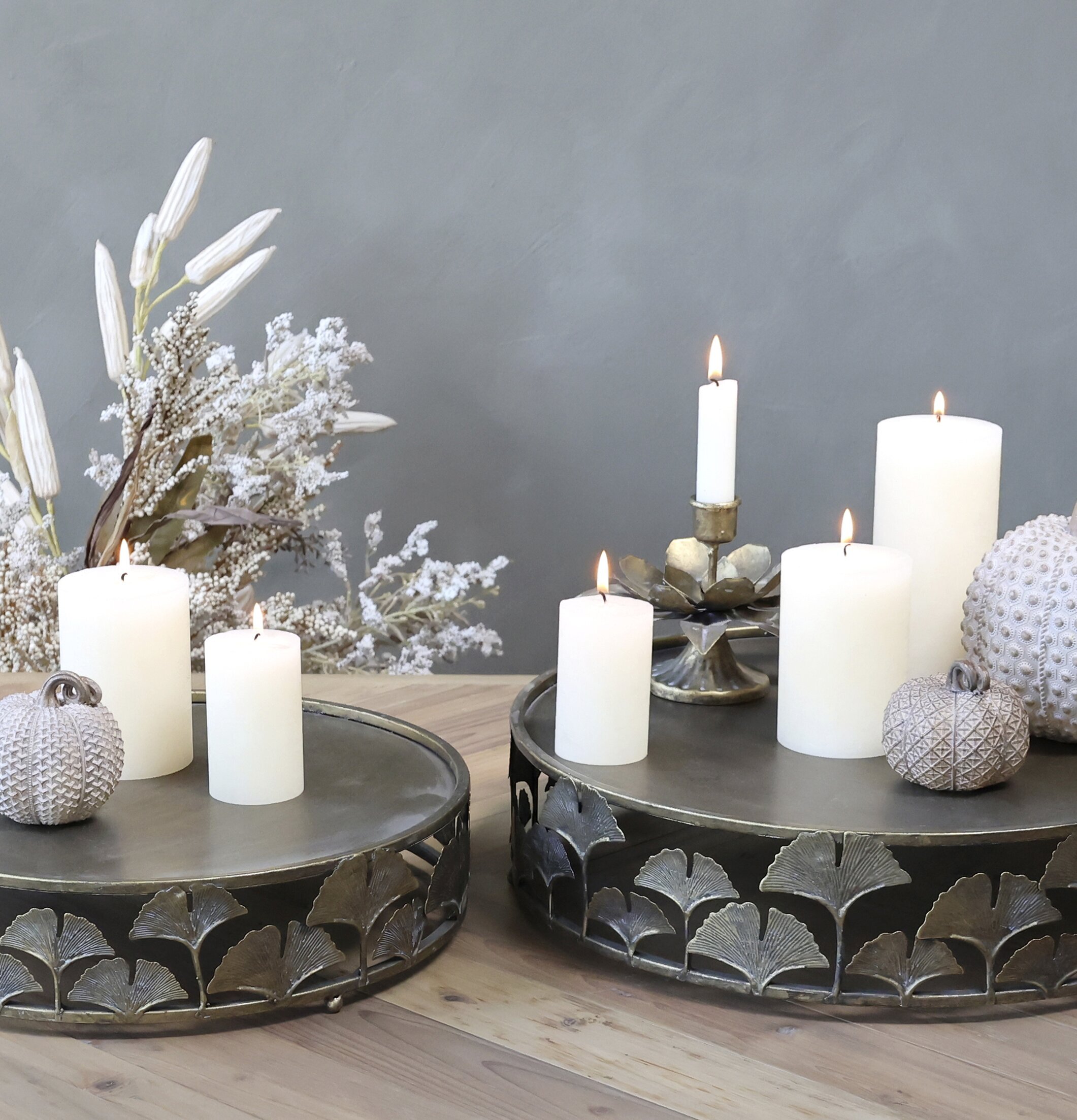 Bild av elegant bricka med ljus och dekorativa element