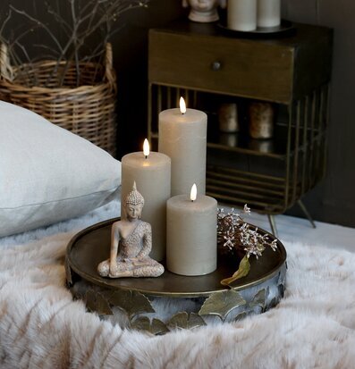 Bild av harmonisk atmosfär med ljus och Buddha-staty