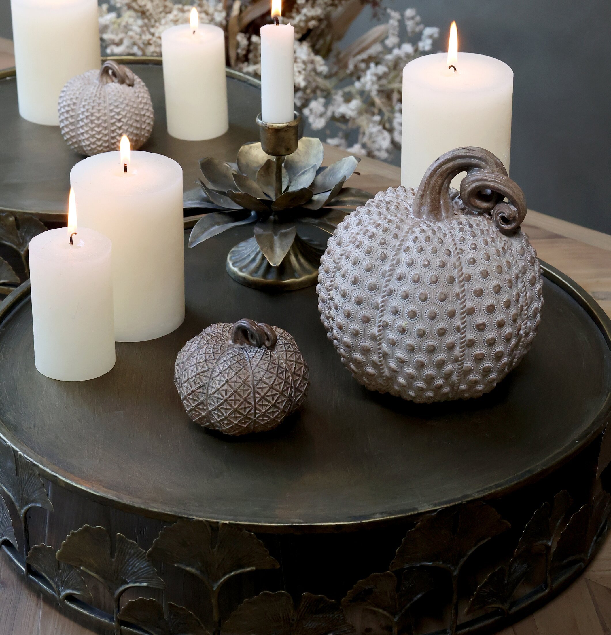 Fat Med Blomsterkant Stor från Chic Antique med ljus och pumpor