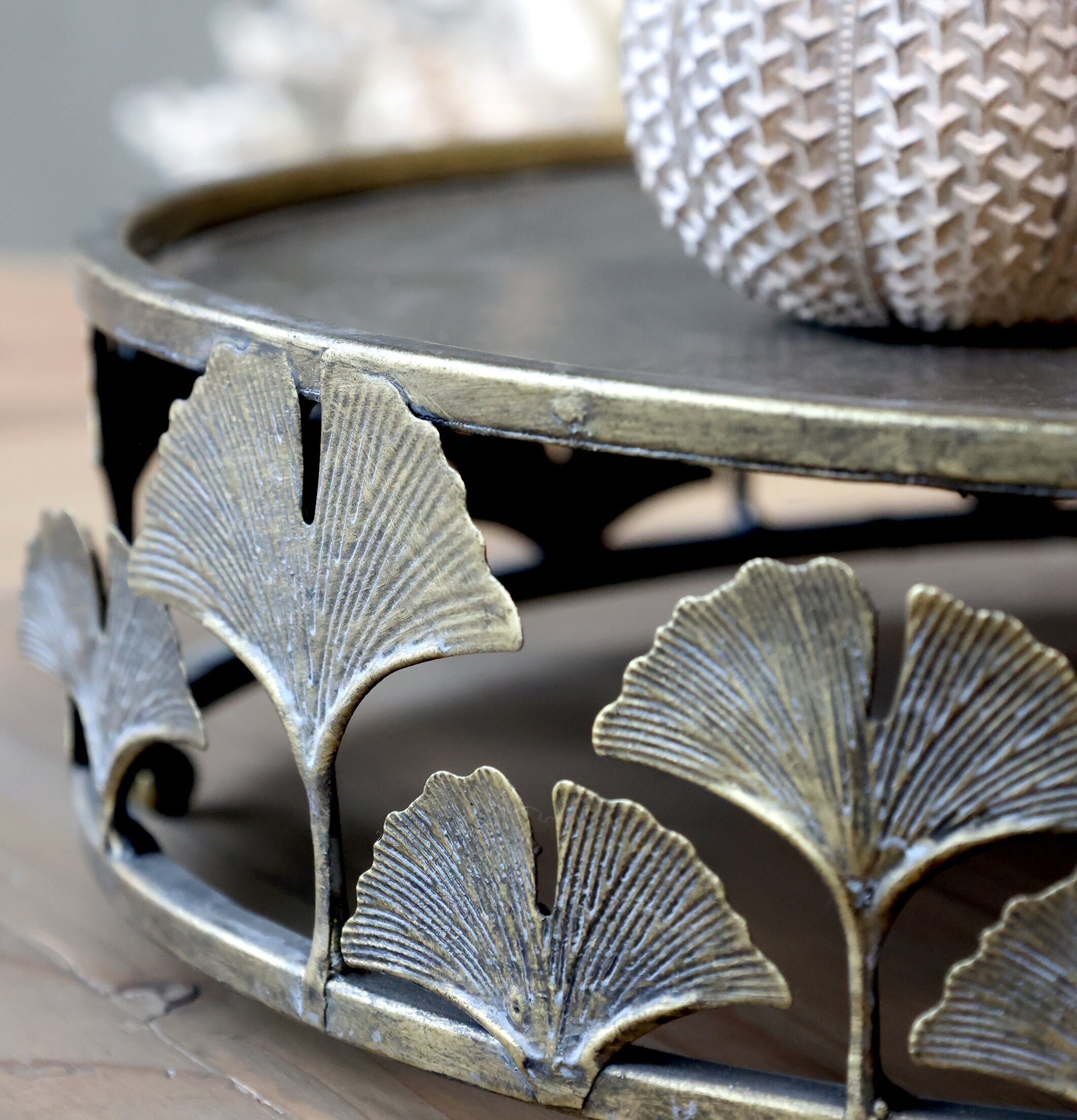 Fat Med Blomsterkant Stor från Chic Antique på träbord