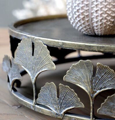 Bild av dekorativt fat med naturinspirerade detaljer