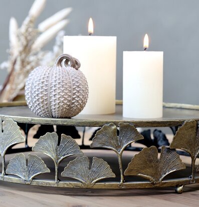 Bild av harmonisk uppställning med ljus och dekorationer