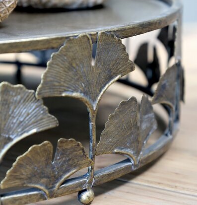 Foto av elegant fat med antik blomsterkantdesign