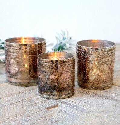 Ljuslykta Hurricane Antik Koppar från Chic Antique på träbord