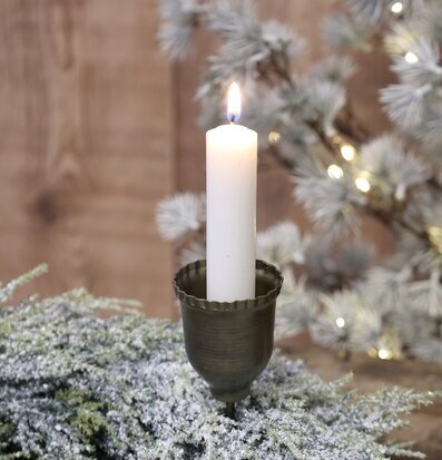 Bild av elegant ljushållare med vinterdekorationer