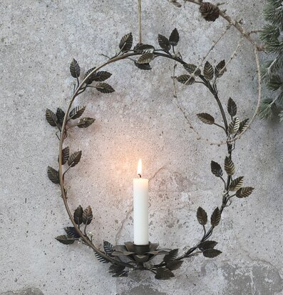 Bild av dekorativ ljuskrans med naturlig estetik