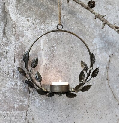 Bild av dekorativ ljuslykta i metall med bladmotiv