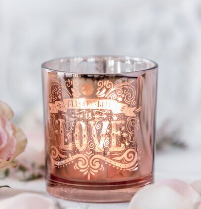 Bild av ljuslykta med vintage typografi och varm glöd