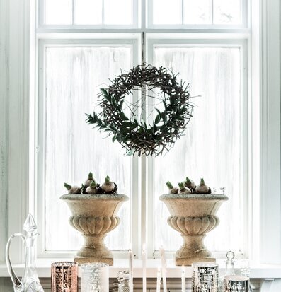 Foto av harmoniskt arrangerat skyltfönster med lyktor