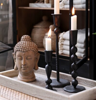 Bild av stämningsfull inredningsdetalj med ljusstakar