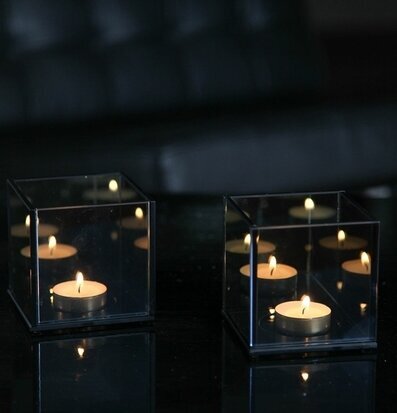 Bild av eleganta ljuslyktor som skapar stämningsfull atmosfär