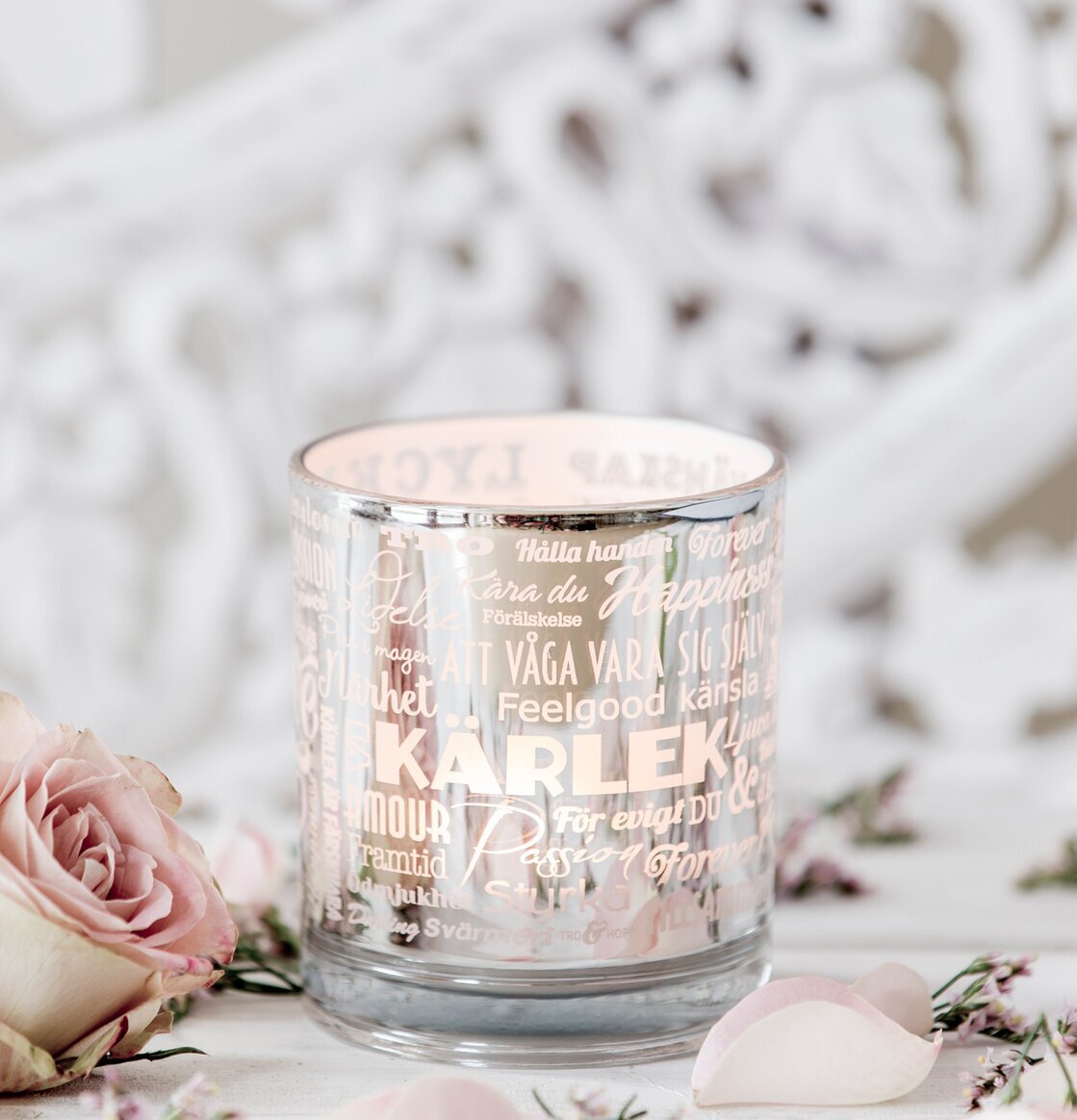 Bild av ljuslykta med kärlekstema och romantisk dekoration