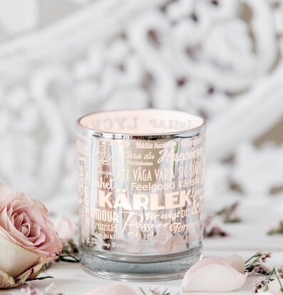 Bild av ljuslykta med kärlekstema och romantisk dekoration