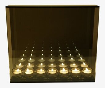 Bild av elegant ljuslykta i rökgrå design och stilrent ljus