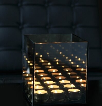 Bild av ljuslykta med rökigt glas och varm belysning