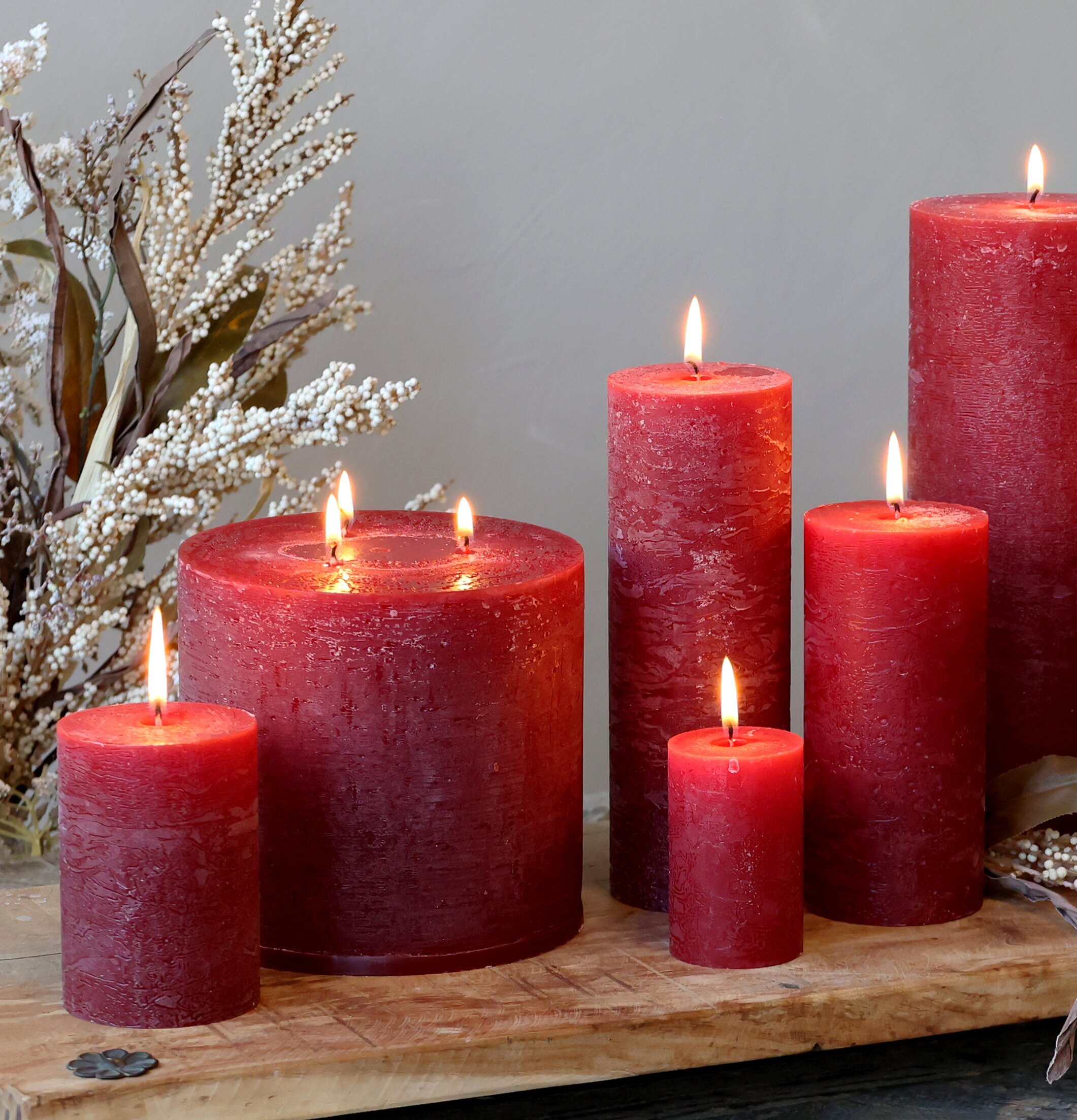 Blockljus Macon Mörkröd från Chic Antique på träyta