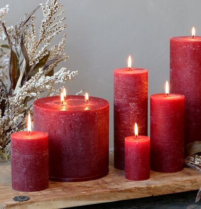 Bild av rustik träbricka med mörkröda blockljus