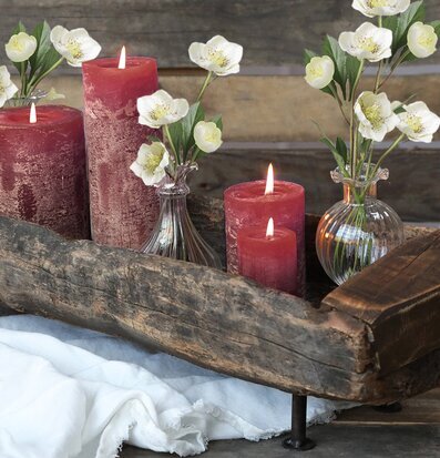 Bild av rustikt arrangemang med mörkröda blockljus