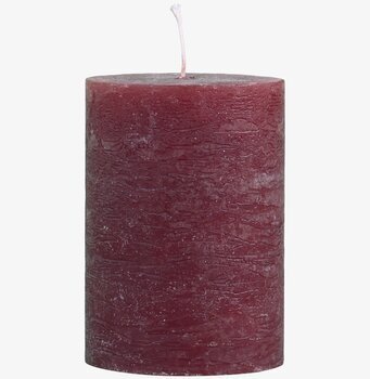 Bild av mörkrött blockljus med rustik charm